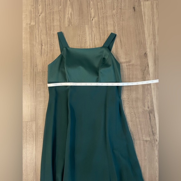 Green dress, Size 4 Petite. Never worn. - Picture 4 of 10
